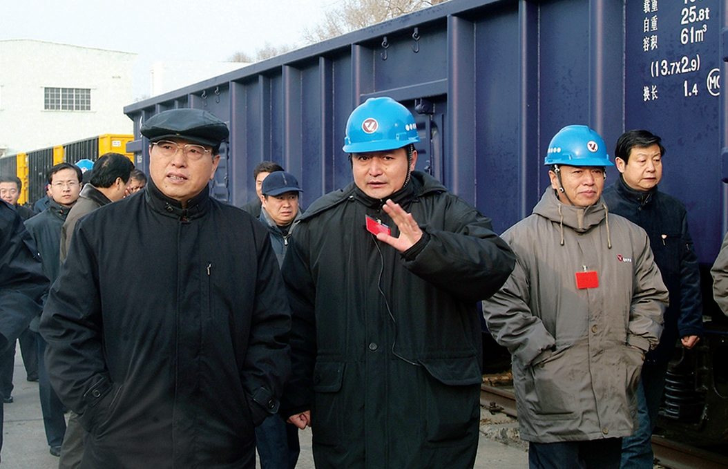 2007 年12 月28 日，中共中央政治局委員張德江（現任中共中央政治局常委、全國人大常委會委員長，前排左一）到公司視察。