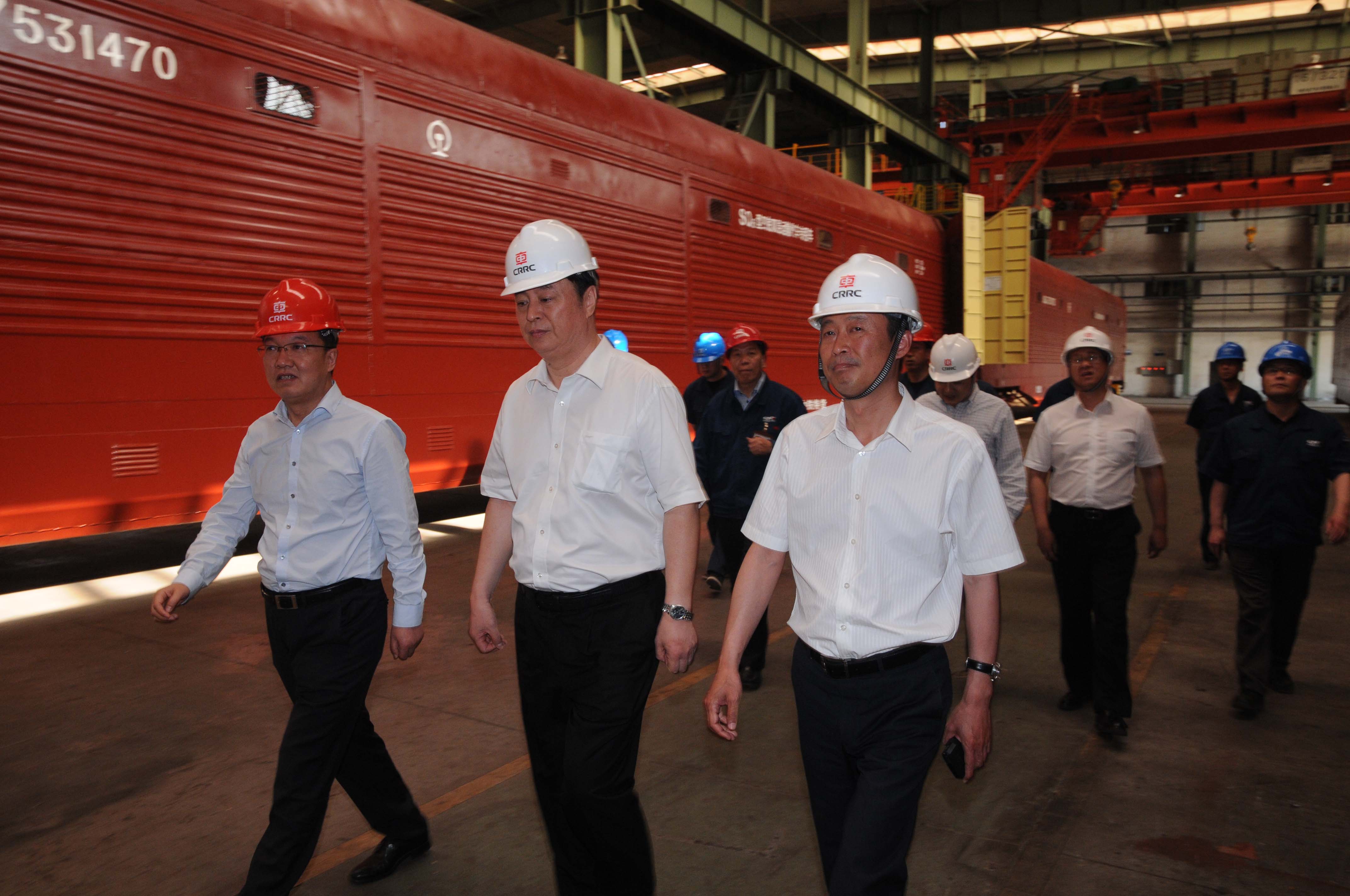 2017年6 月15 日，中國中車集團公司黨委書記、董事長劉化龍到哈車公司調研