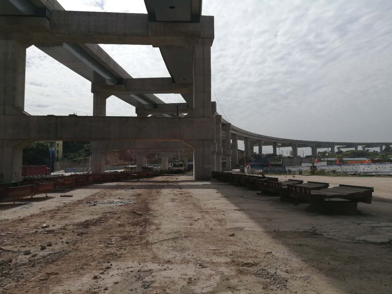 重慶市軌道交通四號線港城站至太平衝站高架段施工