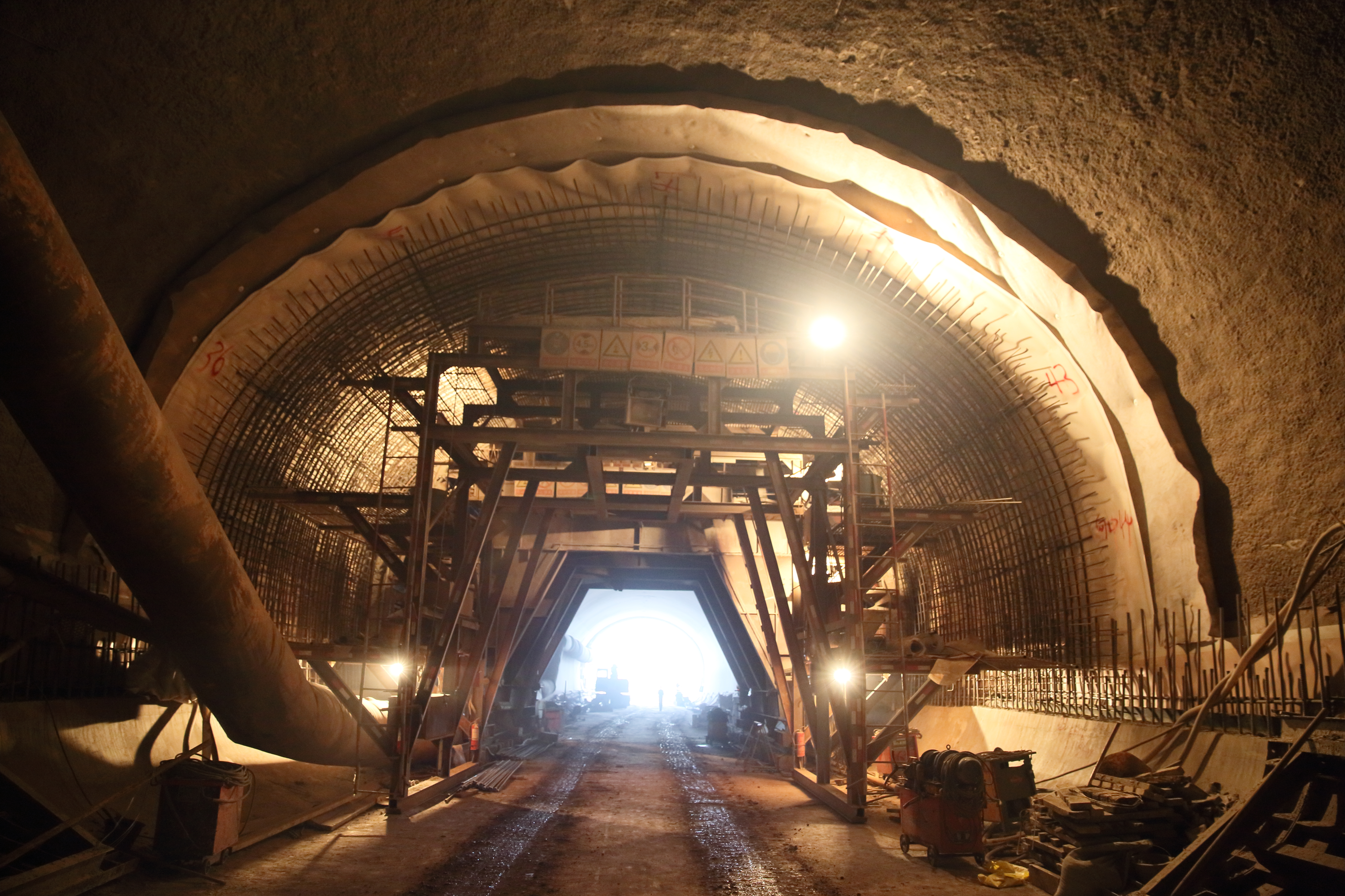 重慶軌道交通四號線隧道二襯施工