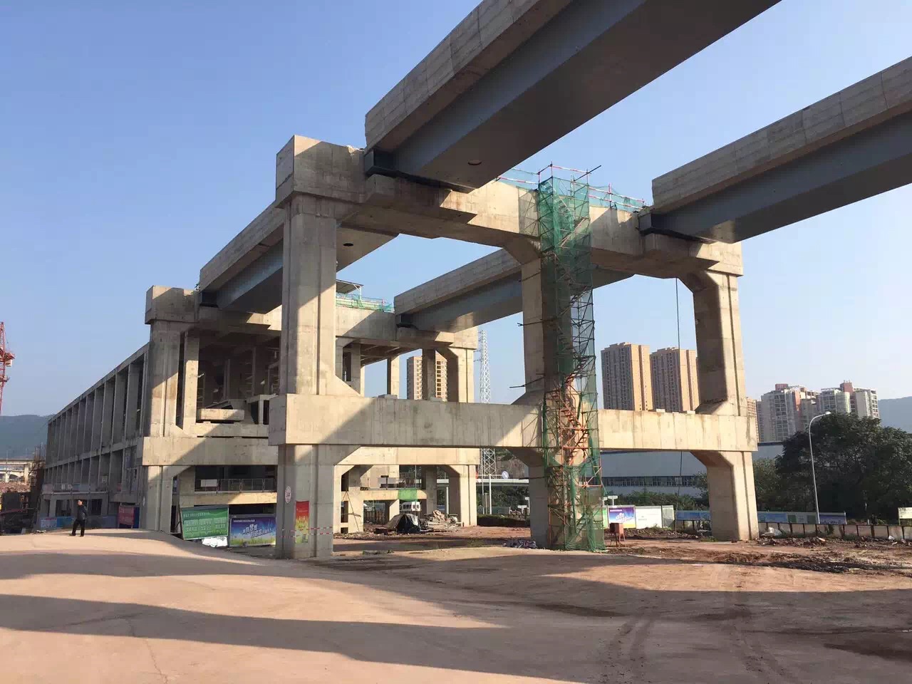 重慶軌道交通四號線高架橋施工