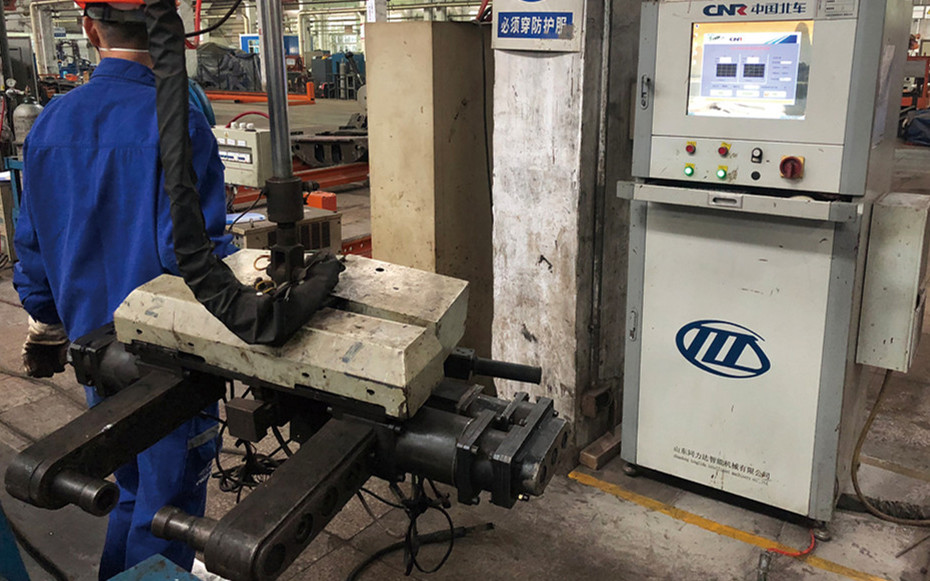 轉K2/K4/K6型側架立柱磨耗板工位智能擰緊機