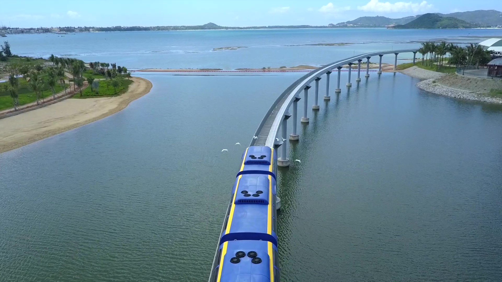 貼海飛行的小火車